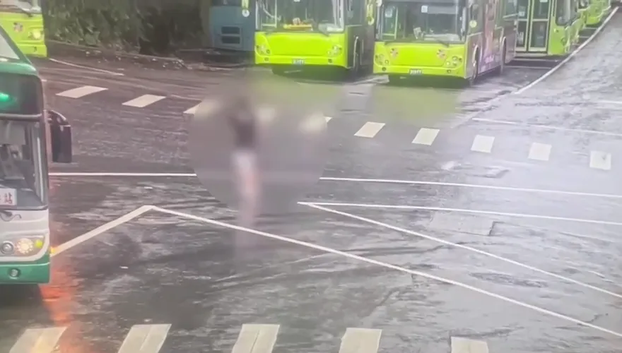 影/北市怪女闖公車總站！趁司機去尿尿「整輛開走」再棄車逃逸