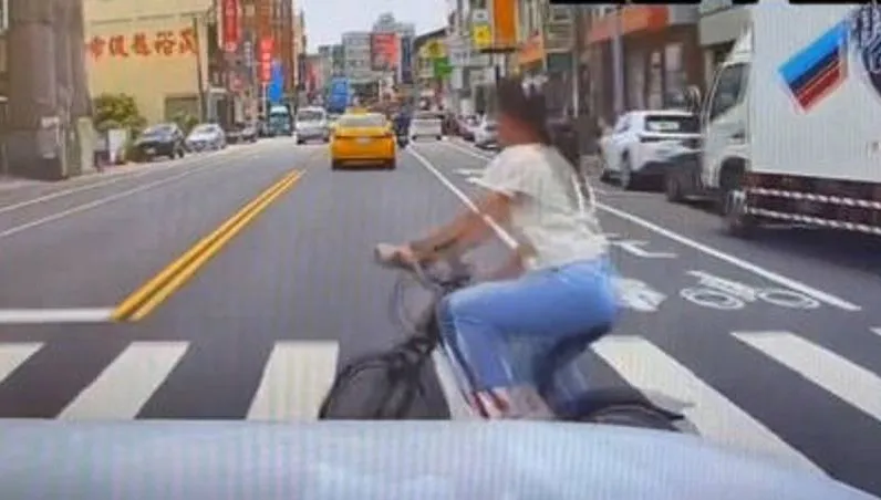 太驚險！台南女童騎單車突加速　下秒「鬼切」闖快車道嚇瘋駕駛