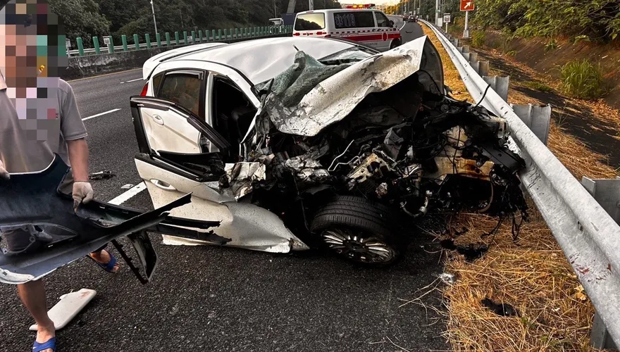 快訊/國3台中沙鹿段多車嚴重追尾！轎車撞槽車「車頭全毀」命危乘客救回