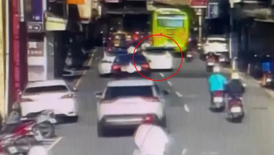影/氣不過！基隆2車先碰撞再追尾　囂張白車狂追又鬼切「只為報復」