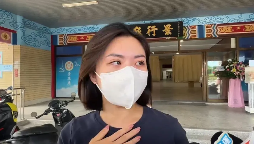 影/父家門口遭擊斃！議員林依婷偕母急奔殯儀館　悲痛落淚