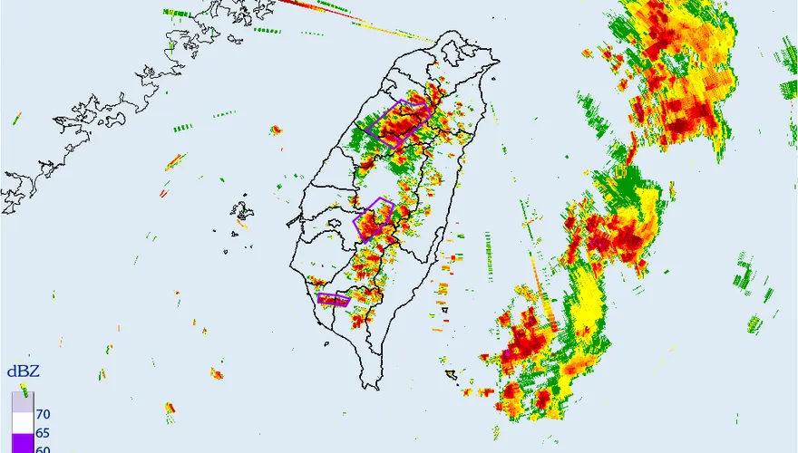 快訊/雨彈戰機午後襲台！「8縣市」國家警報大響、「17縣市」大雨特報