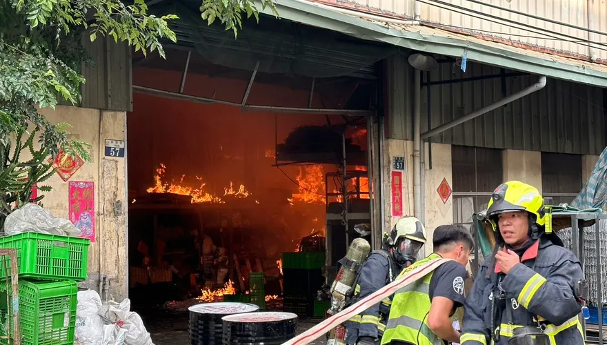 快訊/台中重大火災！霧峰烤漆工廠火舌狂竄　黑煙沖天釀1人燒傷送醫