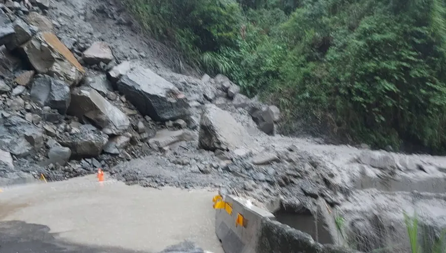 快訊/又傳山崩！大雨沖刷　嘉義159甲線28K「落石雨」路斷了