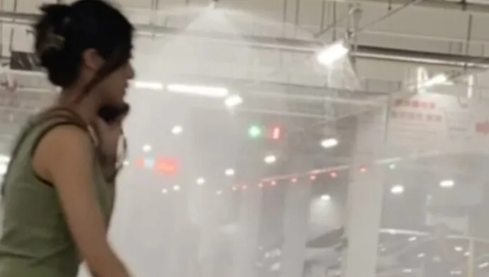 快訊/停車場秒變「洗車趴」！休旅車猛撞美式賣場柱子　灑水系統啟動多輛車遭殃