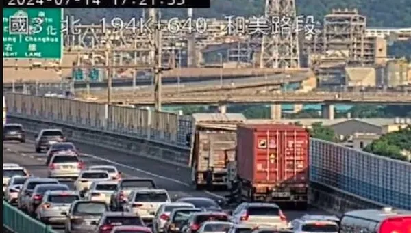快訊/驚悚車禍！國3南下和美段2貨車追撞　1駕駛重傷受困
