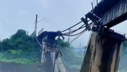 影/陝西寶雞暴雨馬路變漂漂河　鐵路老橋遭洪水沖毀「2乘務員墜橋受傷」