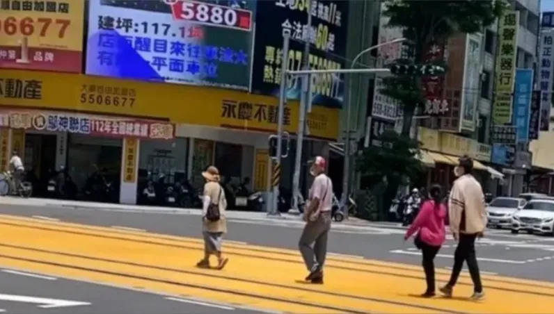 高雄超狂輕軌闖入事件！一家人軌道漫步被酸「以為塗顏色就是人行道」