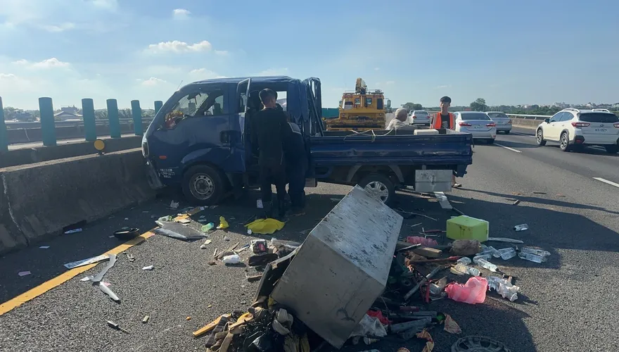 快訊/國1台南安定段車禍！小貨車自撞護欄物品散落一地　3人擦挫傷