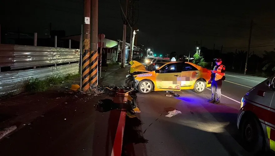 疑精神不濟！大寮「小黃司機自撞電桿」車頭全毀重創亡