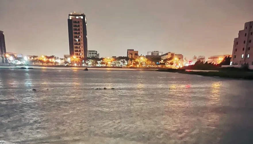 颱風豪雨狂襲...家門前變大海！　台中人苦笑：淹成維多利亞港