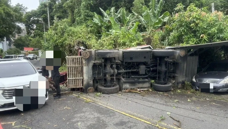 汐止驚悚翻車意外！機械吊車煞車失靈一路翻下山　車棚被撞爛…駕駛命大輕傷