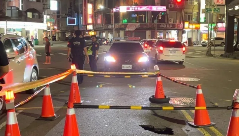 市長您怎麼看？高雄街頭驚見天坑　疑凱米豪雨掏空路基「周邊路面也塌陷」