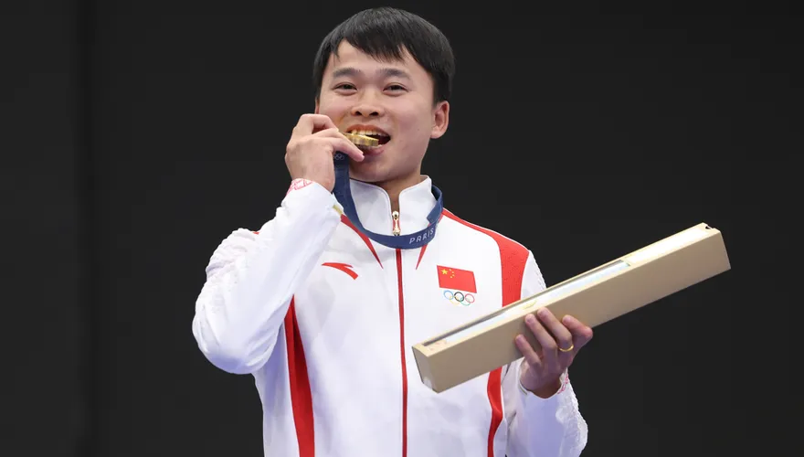 大陸隊再添1金！00後小將謝瑜空氣手槍逆轉勝　台上開心「試吃金牌」