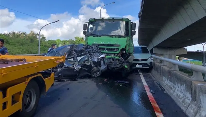 台88交流道7車連撞！黑車遭前後夾擊變「廢鐵」　駕駛命大僅輕傷
