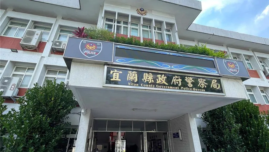 快訊/知法犯法！離譜警開警車輾自行車道「抽菸+打電話」　宜蘭分局將懲處