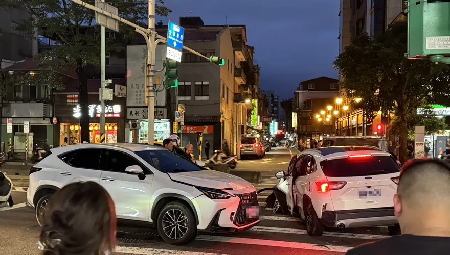 快訊/北市詭譎車禍！自撞分隔島車頭炸開再撞自小客車　幸雙方駕駛皆無礙