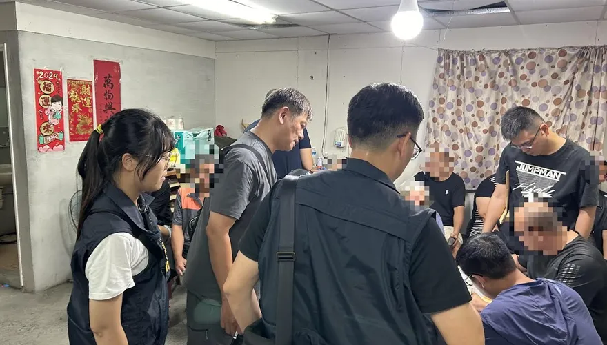 影/台南鷹眼神助攻！天九牌賭場藏偏僻鐵皮屋逮45人