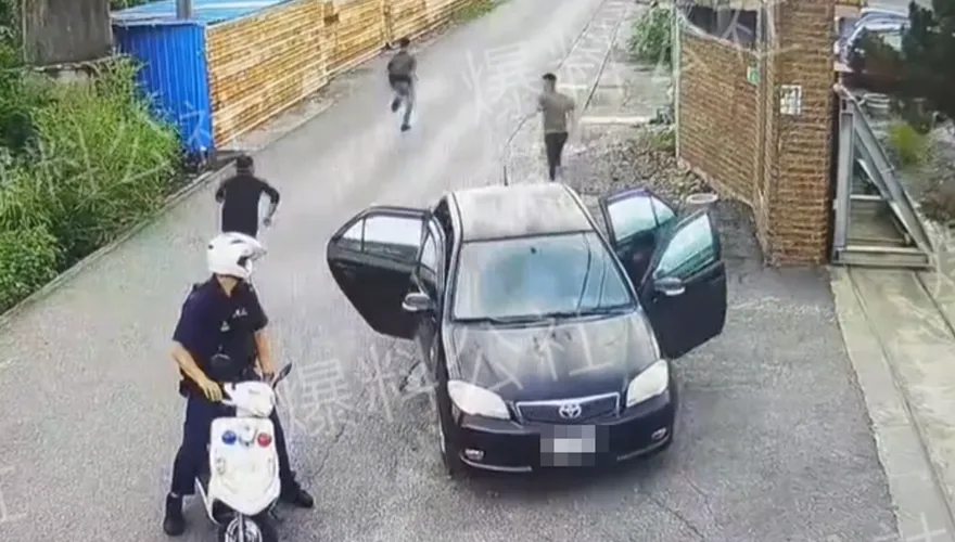 影/農曆七月看到鬼？4移工見台南警攔查「棄車落跑」　打N檔遇斜坡撞電桿