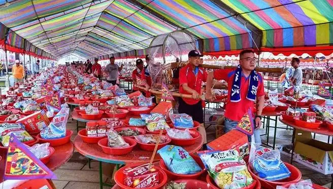 犒賞好兄弟！南鯤鯓代天府鬼月不關廟門　中元普渡逾1100桌
