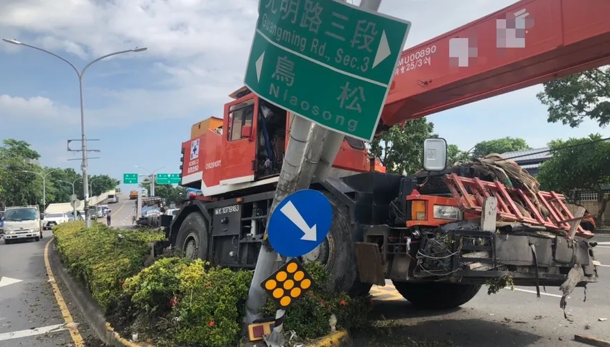 影/詭異巧合？大寮吊車撞號誌桿4車追撞1傷「已是6天第4件」