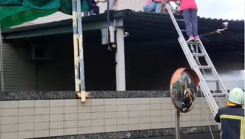 影/救援畫面曝光！高雄洗衣工廠下班前突冒濃煙　8員工困受困消防架梯