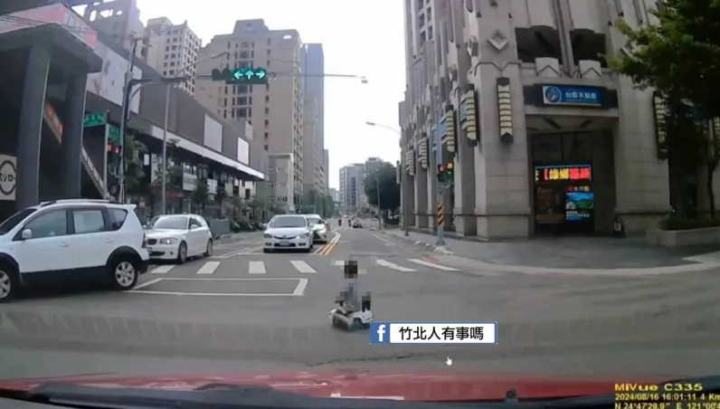 竹科驚見街頭小霸王！「玩具小車」闖紅燈甩尾畫面流出　網開砲：爸媽呢？