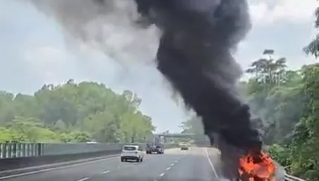 快訊/國3北上關廟段「路肩火燒車」！巨量黑煙狂竄橫跨4車道