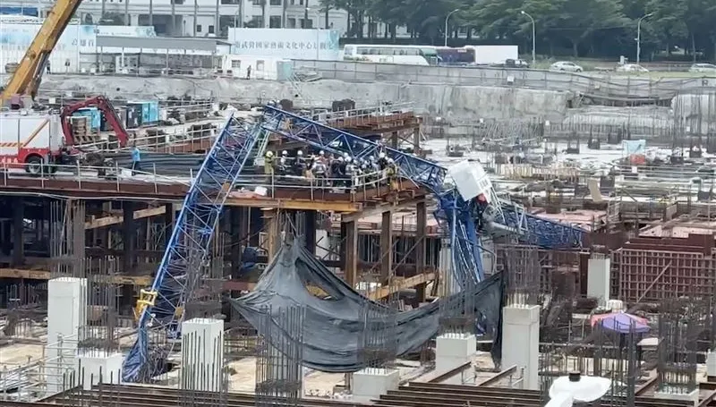 玄！高雄三井工地「沒吊料」吊臂突折斷砸死人　目擊工人：要拜拜了