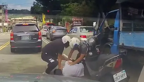 影/台中2便衣帥警攔賊「拖下車」！後方駕駛VIP席直擊：以為拍八點檔