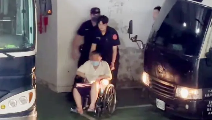 快訊/威風氣焰變「虛弱」！沈慶京被提訊　低頭坐輪椅被推進北檢