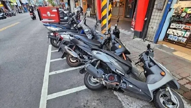 身體不適疑吸「喪屍菸彈」？新北男撞整排機車落跑　警20分鐘逮毒蟲