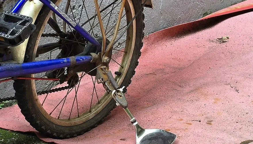 生活智慧王！鍋鏟當腳踏車側柱　網尖叫：「炒地皮」應該得諾貝爾獎