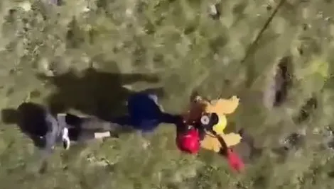 影/黑鷹救援！外籍登山客背傷受困台中山區　緊急吊掛後送醫院