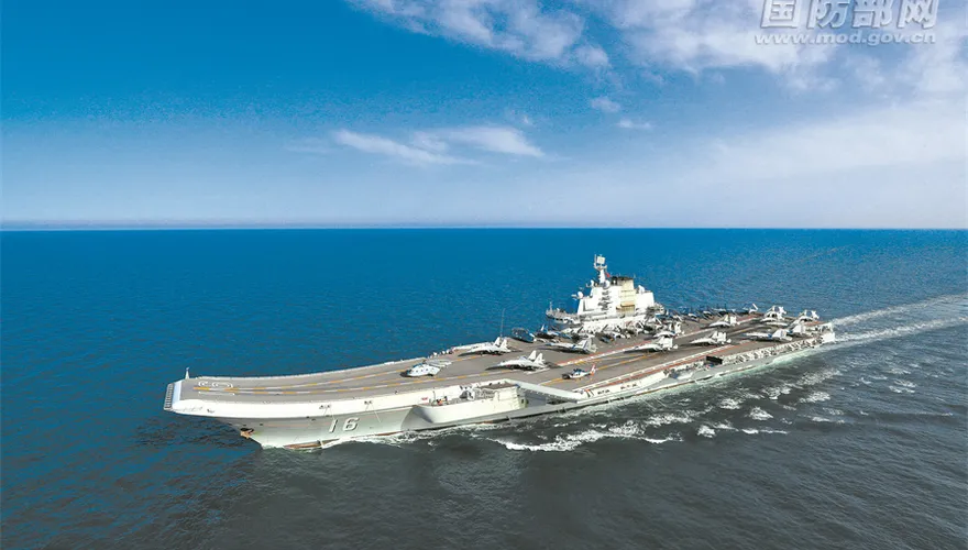 影/《央視》披露新型艦載機在遼寧艦首飛　陸軍事專家：很可能為殲-35