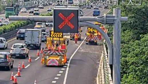 快訊/中秋前夕重大車禍！國1豐原匝道口3車連環追撞　貨車翻覆躺外線