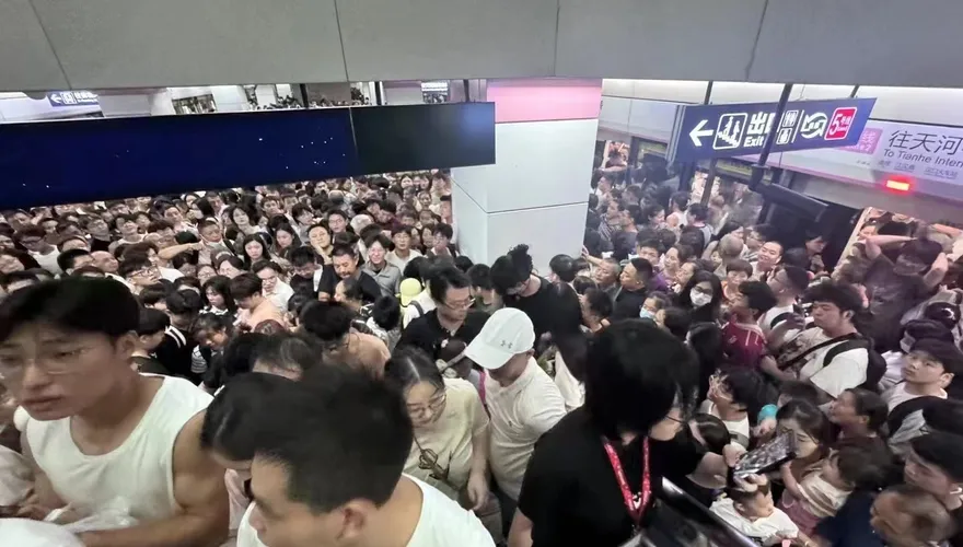 影/「人从众」擠到地鐵跑不動！搶看長江煙火　武漢站「日載597.5萬人」破紀錄
