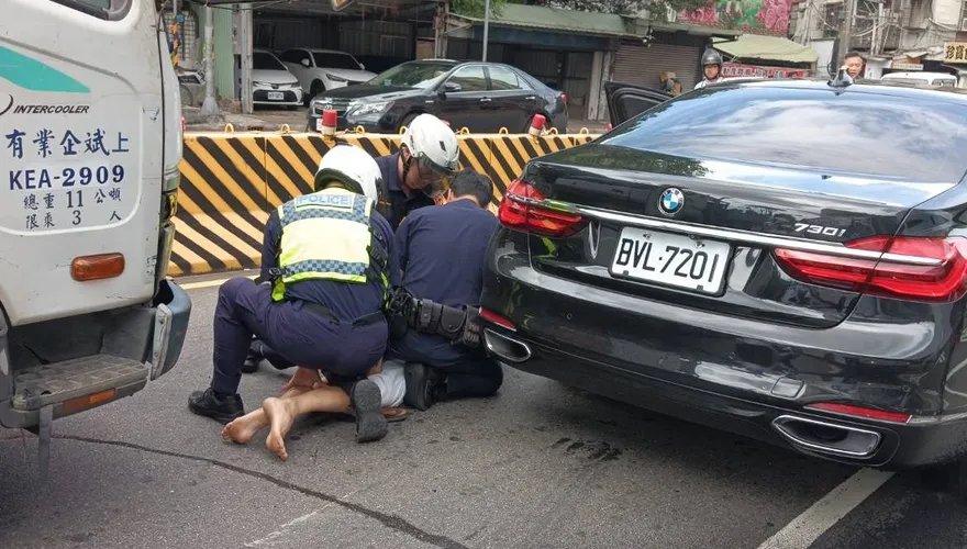 影/玩命！中和男開假車牌BMW連撞3車爆胎　被拖出逮捕辯：吃安眠藥恍神