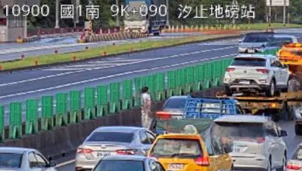 快訊/中秋收假上班小心！國道1號南下汐止段「3車追撞」！占用內側車道紫爆中