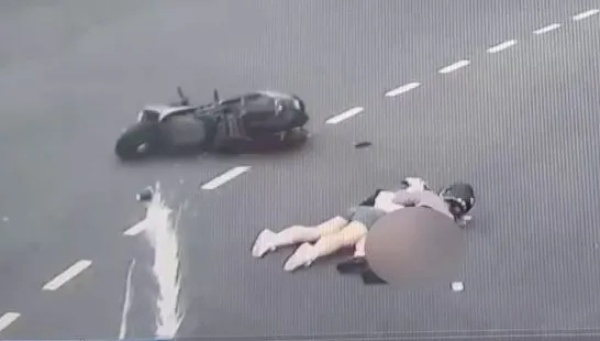 影/天兵嫩妹無照騎車載人慘摔　害姊妹淘走光、自己「正面著地」還二度車禍