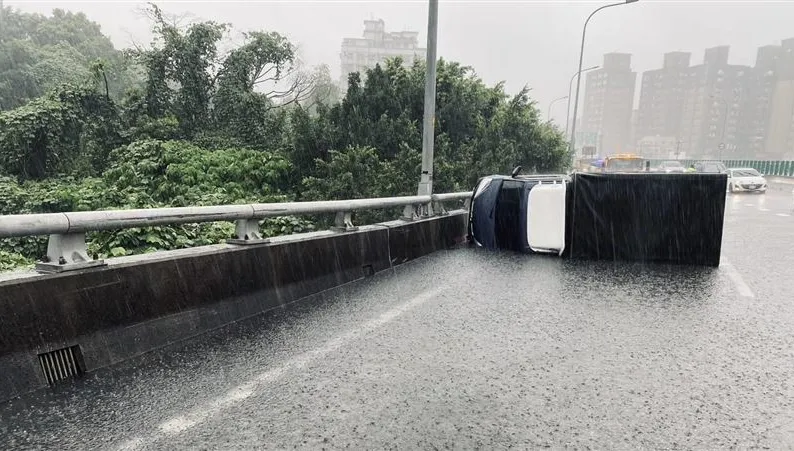 快訊/暴雨淹國道！小貨車打滑翻覆國3接土城台65出口　外車道受阻