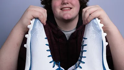 巨人尺寸！美16歲少年擁有超大手腳　一口氣創下兩項金氏世界紀錄