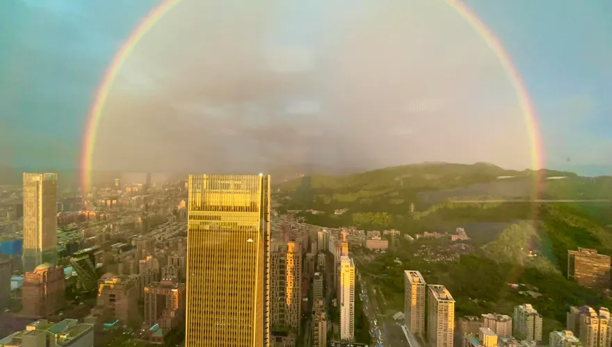 颱風前夕小確幸！台北、新竹天空出現彩虹奇景　網友驚呼：像「時空穿越門」
