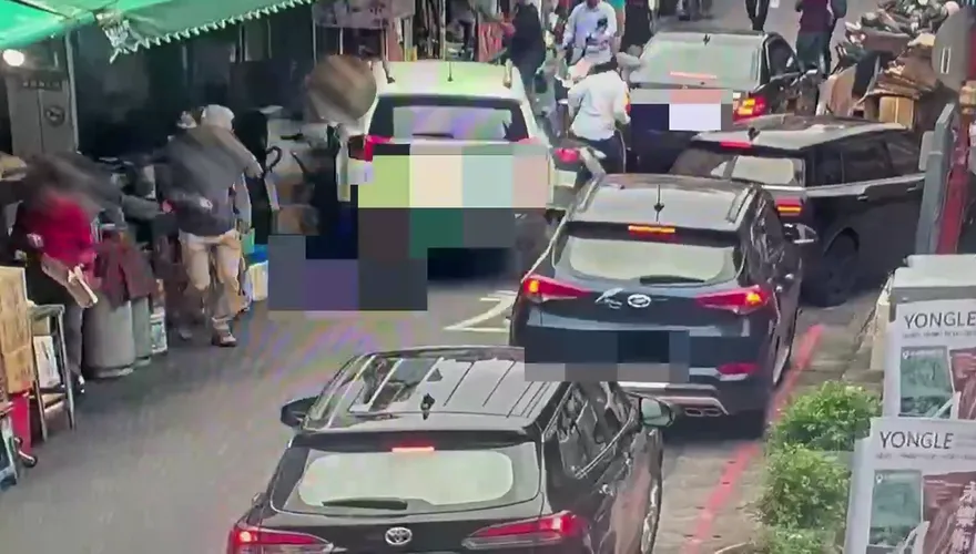 快訊/「霞海城隍廟」旁車禍！休旅車「衝向人堆」1傷　撞擊瞬間曝