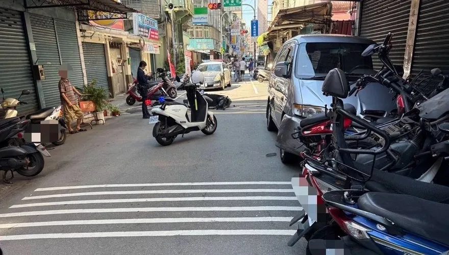 快訊/新莊轎車暴衝「整排機車撞倒」成保齡球　1騎士遭噴飛急送醫
