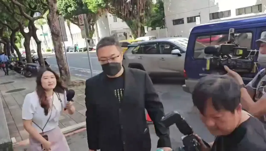 快訊/黑與白的辯論對決！朱學恒昨po道歉文今「提前半小時出庭」　鍾沛君也到了