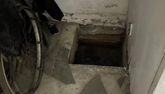 老公寓藏陷阱！1歲兒慘墜近2米積水地下室　母嚇壞跳下救子