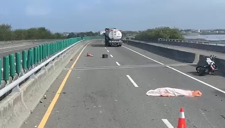 影/台61線死亡車禍！45歲重機騎士「自撞護欄」喪命　當場蓋白布