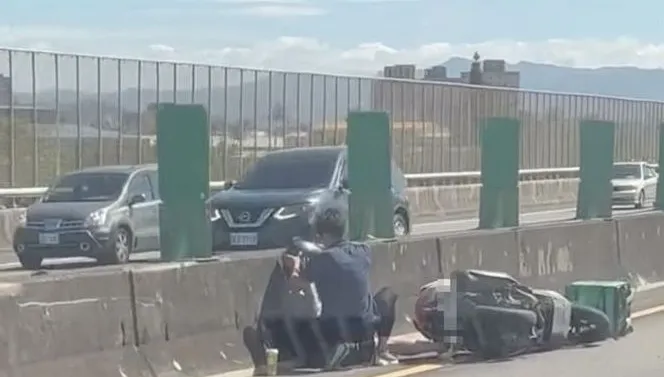 影/拿命爭路權？「吳柏毅」衝國道2號跑外送　撞護欄摔車最後被特斯拉救了