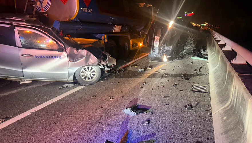 影/國道重大車禍！國3南向114.4k「油車、貨櫃車跟轎車」4車追撞傳多人亡